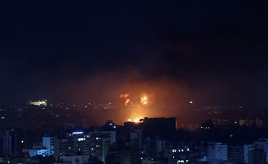 Fire and smoke rise over Beirut's southern suburbs after a strike, amid ongoing hostilities between Hezbollah and Israeli forces, as seen from Sin El Fil, Lebanon, October 3, 2024. Reuters/Amr Abdallah Dalsh/Proibida reprodução