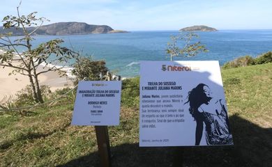 Niterói (RJ), 08/07/2025 - Placa em homenagem a Juliana Marins, na Praia do Sossego. A publicitária morreu ao cair de uma trilha no Monte Rinjani, na Indonésia. Foto: Lucas Benevides/Prefeitura de Niterói