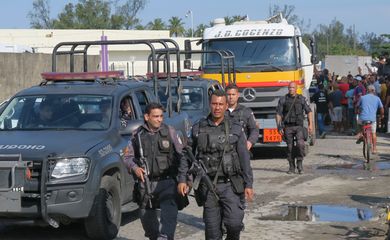 O Gabinete de Gestão da Crise (GGC) determinou que a Polícia Militar (PM) faça a escolta de cinco caminhões-tanques para abastecer o BRT, sistema de ônibus expresso por corredores.