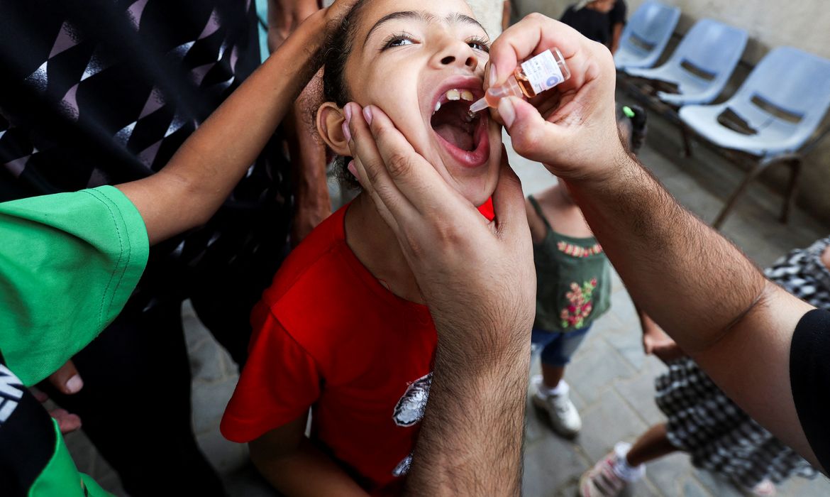 Palestina- 01/09/2024 Crianças palestinas são vacinadas contra a poliomielite, em um centro de saúde das Nações Unidas em Deir Al-Balah, no centro da Faixa de Gaza.  REUTERS/Ramadan Abed