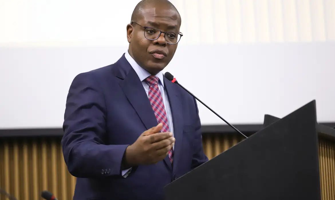 Antonio Cruz/Agência Brasil Brasília (DF) 04/12/2023 – Ministro dos Direitos Humanos e da Cidadania, Sílvio Almeida participa do lançamento de ações e projetos estratégicos para a promoção e proteção dos direitos da criança e do adolescente.
Entre as ações destacam-se o Levantamento Anual do Sistema Nacional de Atendimento Socioeducativo (SINASE).
Foto: Antonio Cruz/Agência Brasil