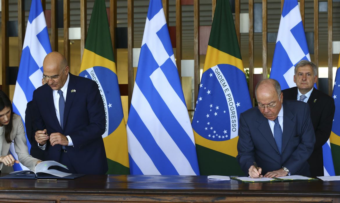 Assinatura de Acordo de Cooperaçao entre o Brasil e Grécia,E/D.Nikolaos Dendias,Mauro Vieira.