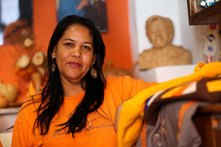 Ivana dos Passos Souza, artesã da Associação Mulheres Coralinas, durante oficina de gastronomia e recuperação da receita do Alfenim, doce tradicional da Cidade de Goiás.