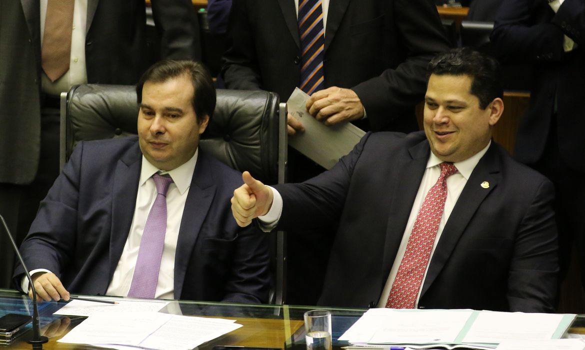 Os presidentes da Câmara, Rodrigo Maia, e do Senado, Davi Alcolumbre, durante sessão que aprovou, por 378 votos a 8, em segundo turno, a PEC do Orçamento Impositivo (34/19). 