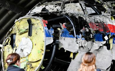 Destroços do voo MH17 em Reijen, na Holanda