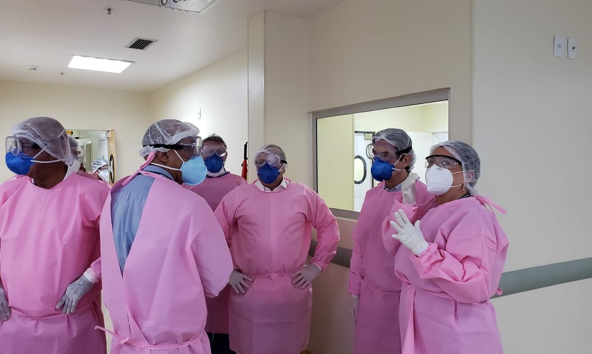 Visita do ministro da Saúde, Nelson Teich, neste sábado (9), ao Hospital Geral de Bonsucesso (RJ).