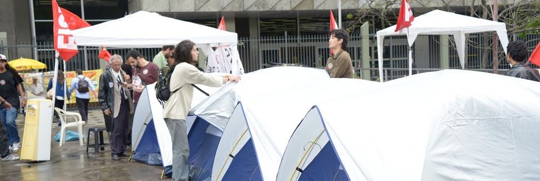 Movimentos sociais estão acampados em frente à sede da Petrobras, no Rio, contra o leilão de Libra