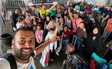 12/11/2023, Selfie de Hasan Rabee com o grupo de brasileiros instantes antes de concretizarem a saída de Gaza. Foto: Arquivo pessoal