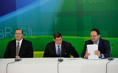 Apresentação da nova equipe econômica. E/D: o presidente do Banco Central, Alexandre Tombini e os novos ministros da Fazenda, Joaquim Levy e do Planejamento, Nelson Barbosa (Wilson Dias/Agência Brasil)