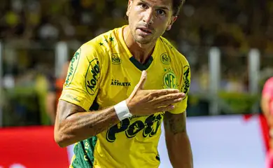 Lucas Mugni comemora gol contra o São Paulo