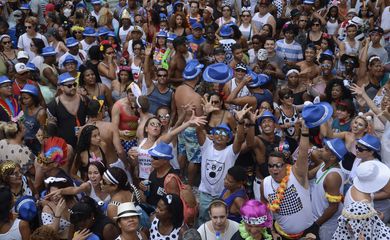 Rio de Janeiro -  O Cordão da Bola Preta, mais antigo bloco em atividade no Rio de Janeiro, faz desfile comemorativo de seu centenário no centro da cidade (Tânia Rêgo/Agência Brasil)