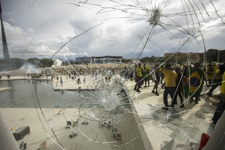 Brasilia (DF) 08/01/2023 - Golpistas invadem prédios públicos na praça dos Três Poderes. Vandalos  na rampa de acesso do Palácio do Planalto.