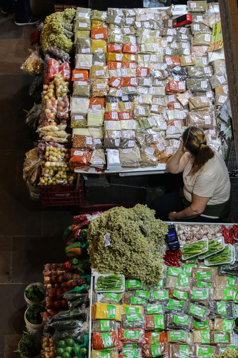 Porto Alegre (RS), 26/04/2025 – Vista geral do Mercado Municipal de Porto Alegre. A um ano o estado foi atingido por temporais que afetou mais de 400 municípios gaúchos, tiveram bairros inteiros alagados. A ,maior tragédia climática da história, deixou pelo menos 147 mortos e afetou mais de 2,1 milhões de pessoas.
Foto: Joédson Alves/Agência Brasil