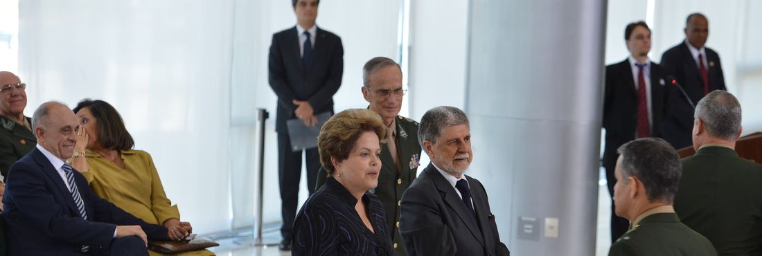 Brasília – A presidenta Dilma Rousseff e o ministro da Defesa, Celso Amorim, participam de cerimônia de apresentação de oficiais-generais promovidos, no Palácio do Planalto