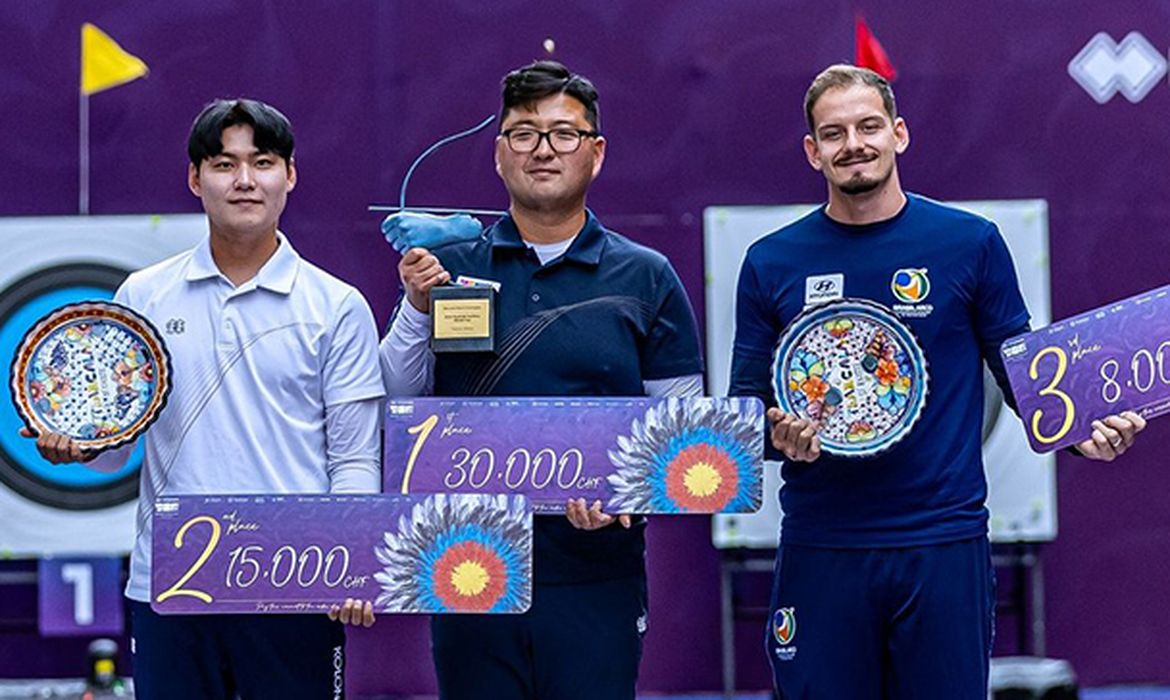 Marcus D'Almeida é bronze na final da  Copa do Mundo de tiro com arco, em 20/10/2024