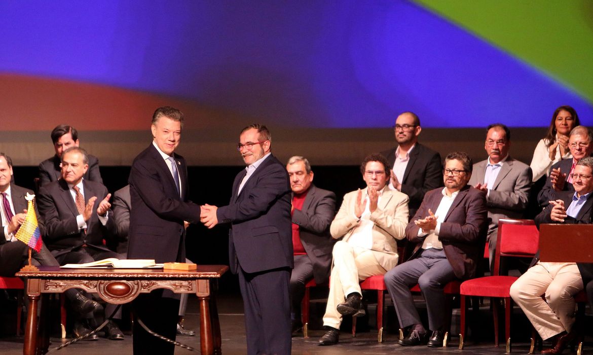 Novo acordo de paz é assinado entre o governo da Colômbia e as Farc 