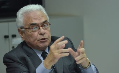 Brasília - O membro da Comissão Nacional da Verdade, José Carlos Dias, fala de relatório preliminar que aponta o uso indevido de instalações das Forças Armadas para tortura e mortes na ditadura (José Cruz/Agência Brasil)