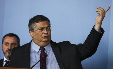 O diretor-geral da Polícia Federal, Andrei Passos, e o ministro da Justiça e Segurança Pública, Flávio Dino, durante a  cerimônia em homenagem aos profissionais envolvidos na operação de garantia da democracia e preservação do estado de direito