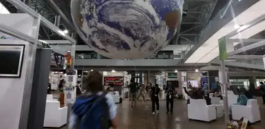 Globo cenográfico representa a Terra em saguão da COP 30