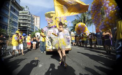 Rio de janeiro - O Bloco Simpatia é Quase Amor completa 30 anos de carnaval carioca, desfila na orla de Ipanema. Na foto, a porta estandarte, Lais Almada (Tomaz Silva/Agência Brasil)