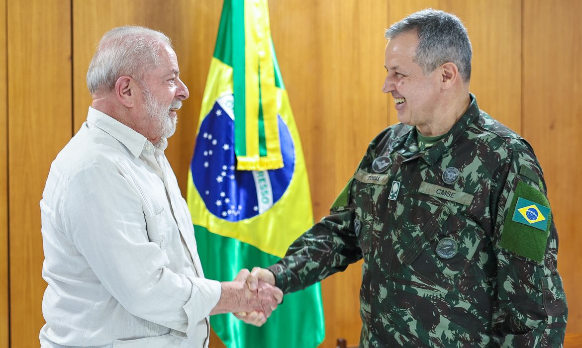 Presidente Luiz Inácio Lula da Silva cumprimenta o novo comandante do Exército, general Tomás Miguel Ribeiro Paiva 