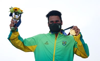 Ítalo Ferreira na cerimônia de premiação após conquistar a medalha de ouro no surfe durante  Olimpíada Tóquio 2020