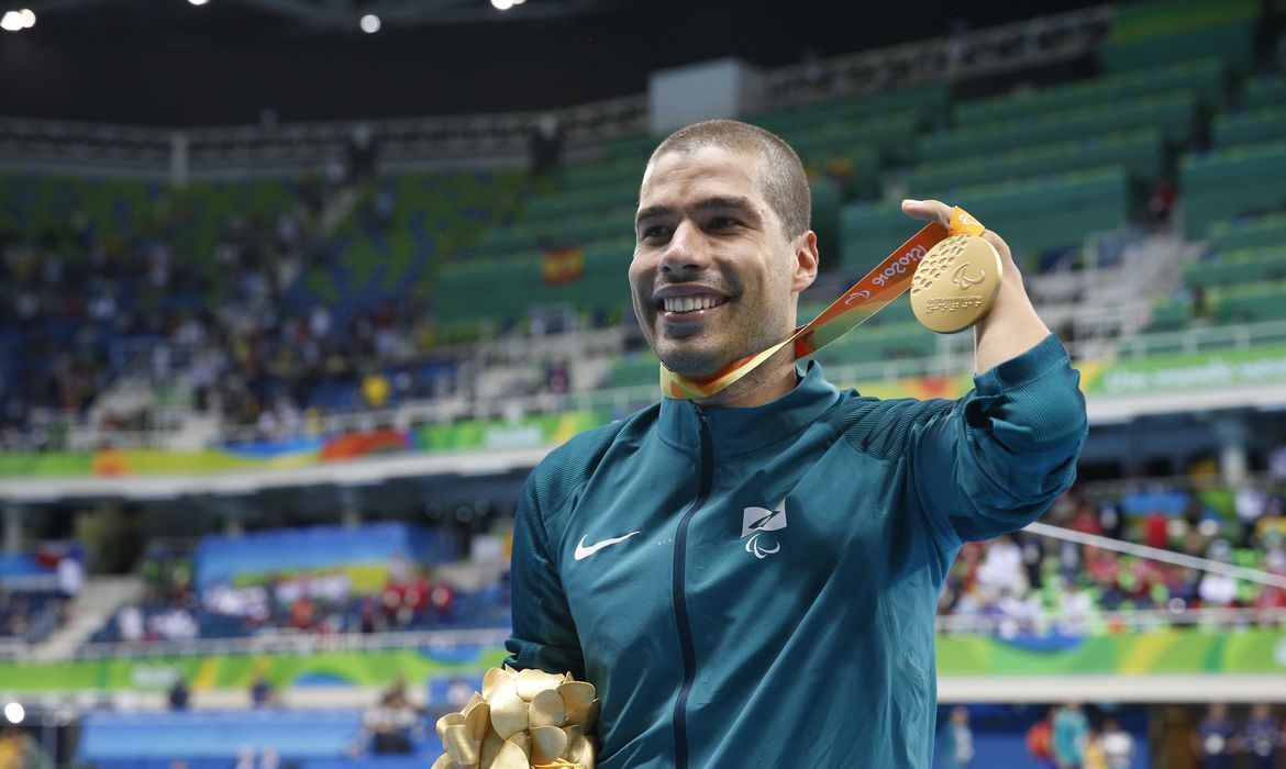 Rio de Janeiro - Brasileiro Daniel Dias leva medalha de ouro nos 50m nado costas S5 nos Jogos Paralímpicos Rio 2016, no Estádio Aquático (Fernando Frazão/Agência Brasil)