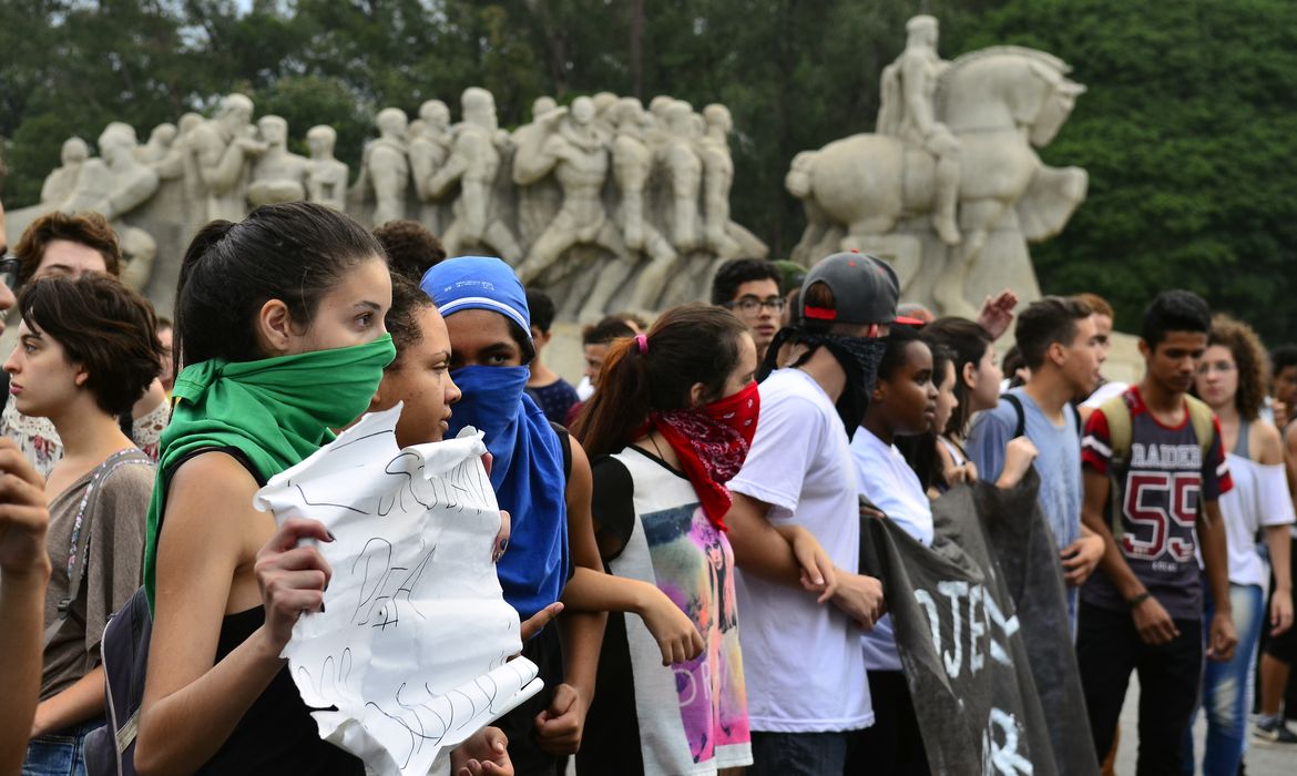 São Paulo - Estudantes secundaristas fazem manifestação contra a máfia da merenda, em frente à Assembleia Legislativa  (Rovena Rosa/Agência Brasil)