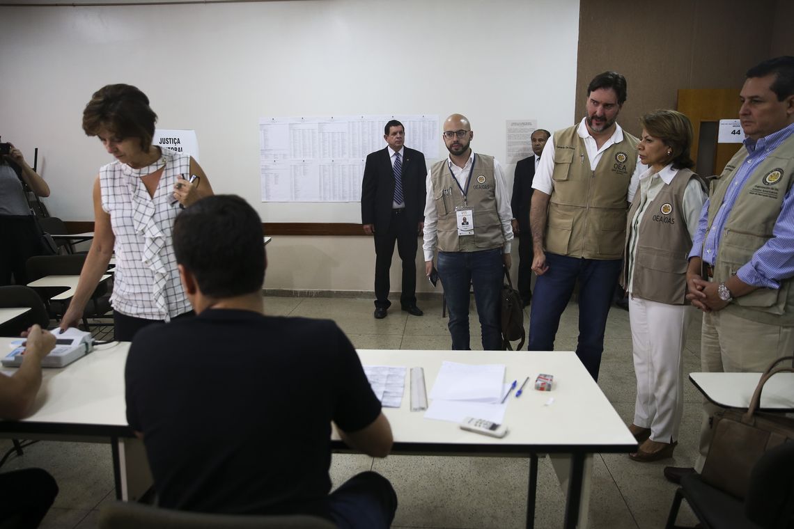Durou cerca de dez minutos a visita da chefe da missÃ£o da OEA, Laura Chinchilla, a um dos locais de votaÃ§Ã£o em BrasÃ­lia. A comitiva busca observar o funcionamento das urnas, a organizaÃ§Ã£o do processo eleitoral e o acesso dos eleitores.