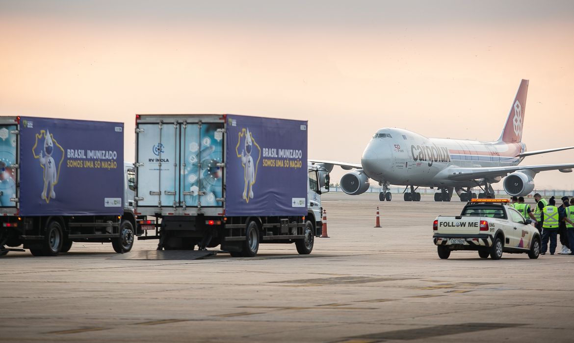 O voo da Cargolux (CV7606) pousou no RIOgaleão - Aeroporto Internacional Tom Jobim às 6h22, procedente de Xangai (Chi) - Luxemburgo (Lux), realizando desembarque de insumos (IFA) para a Fiocruz no RIOgaleão Cargo. 
