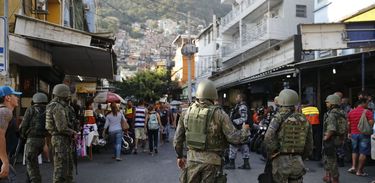 Militares continuam na favela da Rocinha para combater confrontos entre facções de traficantes de drogas
