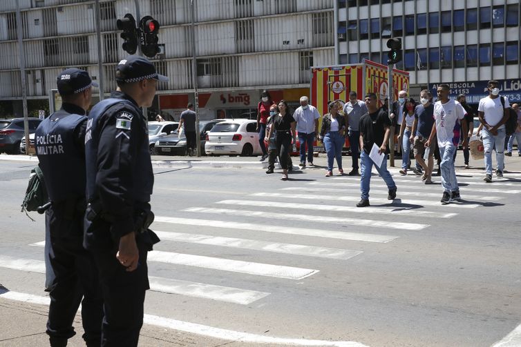 A Polícia Militar do Distrito Federal intensifica a fiscalização nas faixas de pedestres do Setor comercial Sul