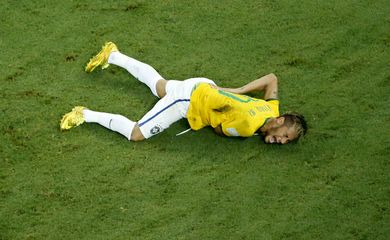 Após fratura em vértebra, Neymar está fora da Copa (Fabrizio Bens/AP/Direitos Reservados)