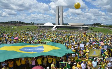 A população de Brasília protesta, pela segunda vez, contra a corrupção e contra o governo federal. Há manifestações em várias cidades do país (Valter Campanato/ Agência Brasil)