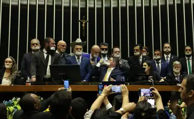 Brasília (DF), 05/08/2025 - Deputados de oposição fazem ato tampando a boca com esparadrapo durante sessão da Câmara dos Deputados. Foto: José Cruz/Agência Brasil