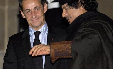 O ex-presidente da França Nicolas Sarkozy e o ex-líder líbio Muammar Kaddafi - Foto Maya Vidon-Agência EFE