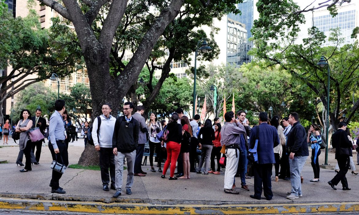 Pessoas nas ruas de Caracas depois que um terremoto foi sentindo na capital da Venezuela