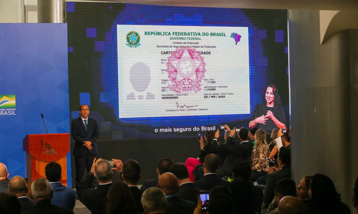 O presidente Jair Bolsonaro participa de cerimônia de emissão das novas carteiras de identidade nacional nos estados e do lançamento do novo passaporte do Brasil.