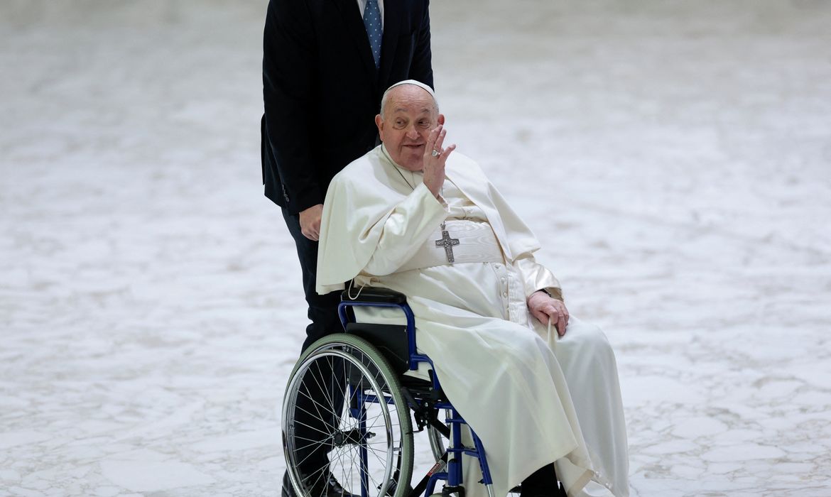 Pope Francis waves as he arrives to meet with members of the Scandinavian Episcopal Conference at the Paul VI hall, at the Vatican, February 3, 2025. Reuters/Remo Casilli/Proibida reprodução