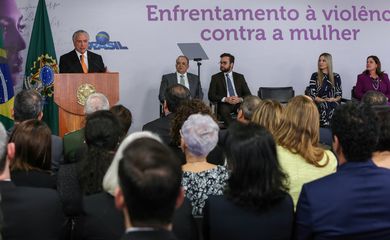 O presidente Michel Temer discursa na cerimônia de lançamento do Plano Nacional de Enfrentamento à Violência Doméstica contra a Mulher, no Palácio do Planalto.