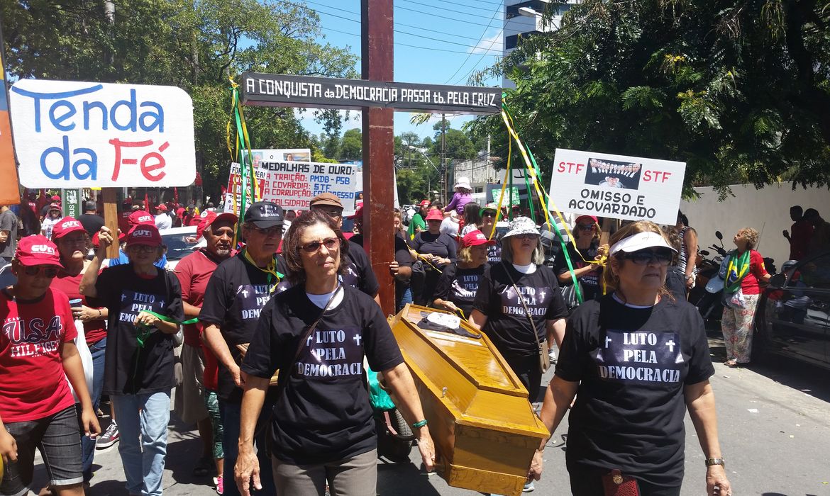 Recife – Grupo de manifestantes carrega caixão e lamenta a morte da democracia 