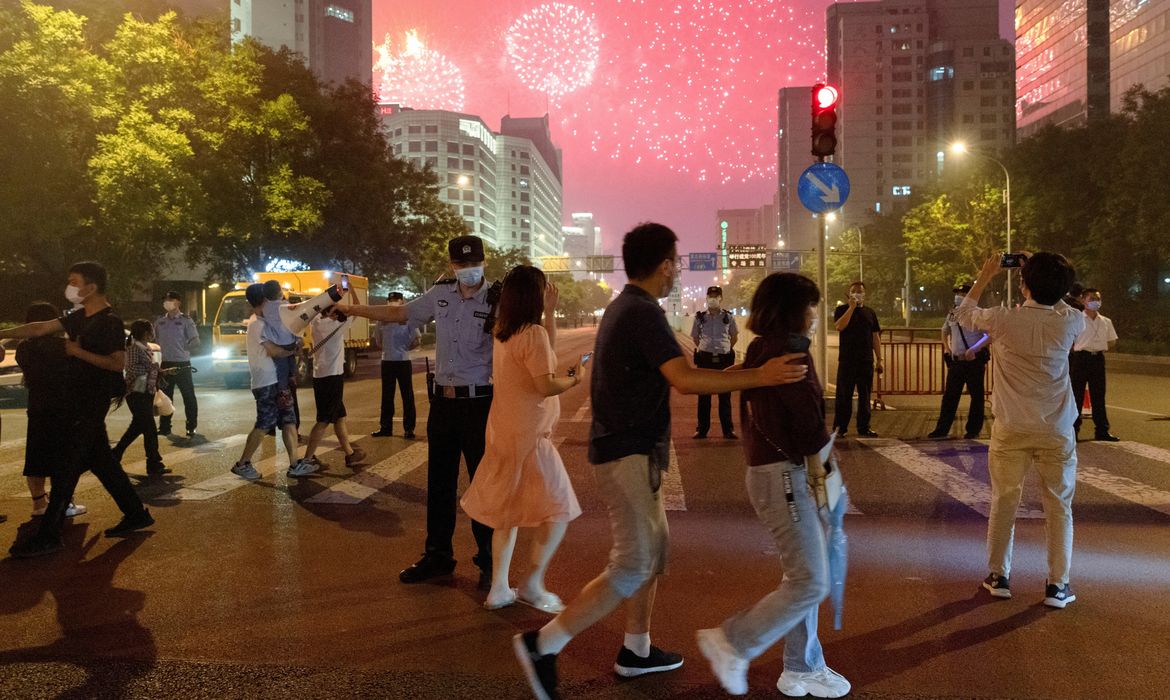 China. 29/12/2023 Pessoas assistem a ensaio de exibição de fogos de artifício perto do Estádio Nacional, em preparação para o 100º aniversário do Partido Comunista da China, em Pequim, China.
 REUTERS/Thomas Peter