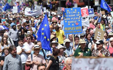 Milhares de pessoas vão as ruas de Londres para pedir um novo referendo sobre o Brexit