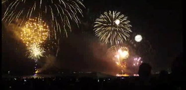 Fogos de artifício no réveillon 2014-2015 na orla de Ponta da Praia, na cidade brasileira de Santos