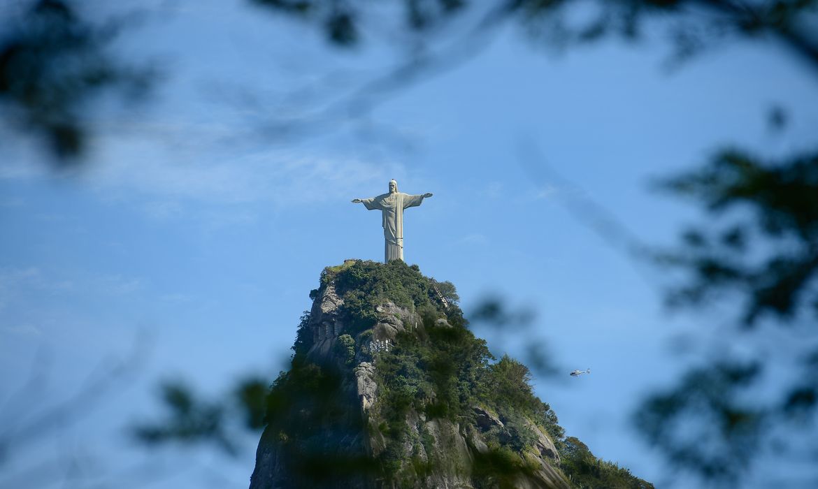 Cristo Redentor localizada no topo do morro do Corcovado