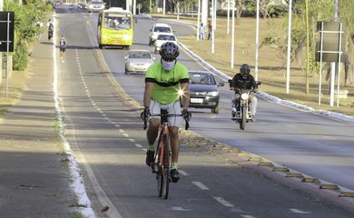 Ciclistas pedalam pela cidade