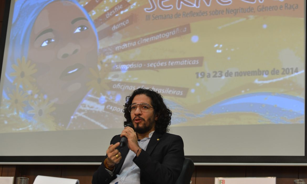 Deputado Jean Wyllys (PSOL-RJ) participa dos debates da Semana de Reflexões sobre Negritude, Gênero e Raça (Antônio Cruz/Agência Brasil)