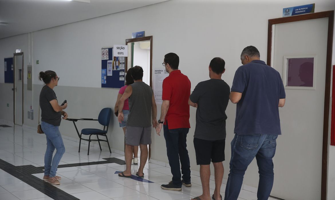 Fila de eleitores no segundo turno das Eleições 2022 em Brasília