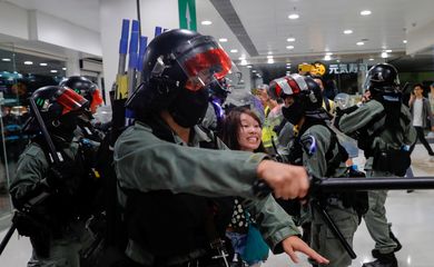 Riot police detain an anti-government protester at shopping mall in Tai Po, Hong Kong, China November 3, 2019. REUTERS/Tyrone Siu