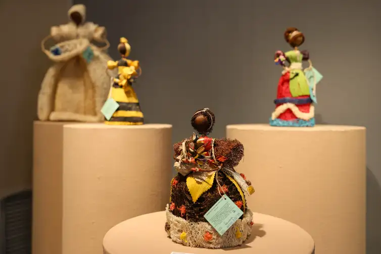 Rio de Janeiro (RJ), 23/05/2025 – Exposição Bonecas que contam histórias – Saberes das mulheres do Quilombo São José da Serra no Centro Nacional de Folclore e Cultura Popular, no Catete, zona sul da capital fluminense. Foto: Tomaz Silva/Agência Brasil